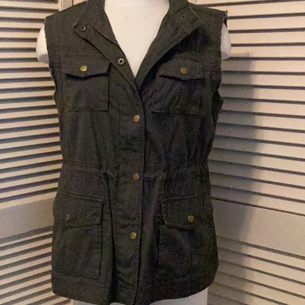 SLEEVELESS ZIP OR SNAP UTILITY SHACKET